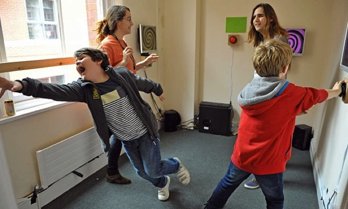 Дети играют в физическую игру Tap Happy Sabotage от Алистара Атчинсона на фестивале GameCity в Ноттингеме. Инди-разработчики всё чаще экспериментируют с микропроцессорами RFID и NFC устройствами и различными игровыми контроллерами. Фото: GameCity.