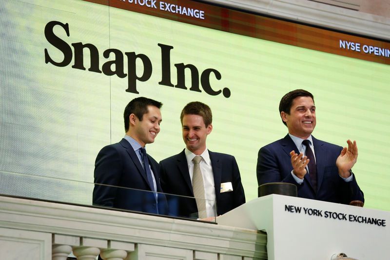 Сооснователи Snap Бобби Мёрфи (слева) и Эван Шпигель (в центре). Фото: Yahoo Finance